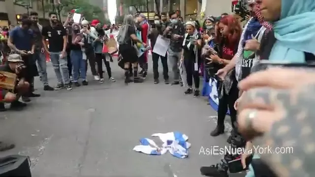 Palestinians BU-RN the zionist (Israel) flag in front of the Rockefeller Center.  Así Es Nueva York ._#45